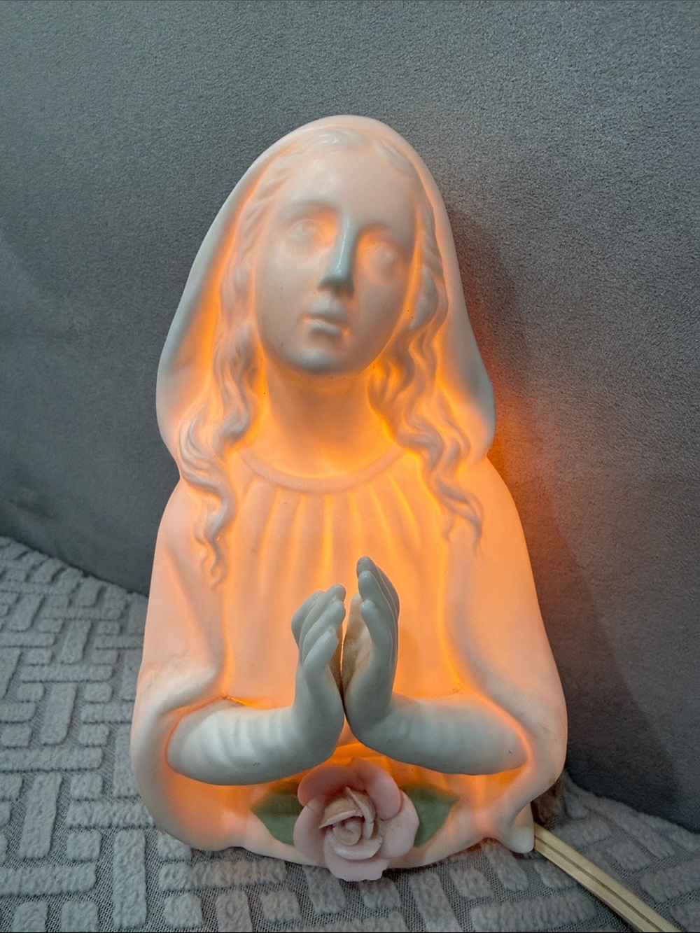 Virgin Mary Ceramic Light-Up Night Light Praying Hands Figurine with Flowers 6”